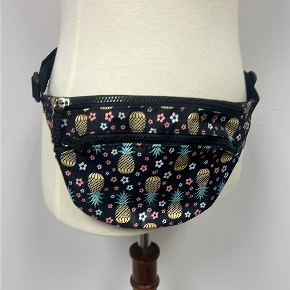 Stylish Black Pineapple Print Women's Fanny Pack